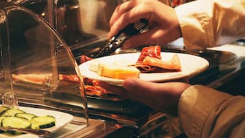 Une personne qui se sert à volonté dans un buffet.
