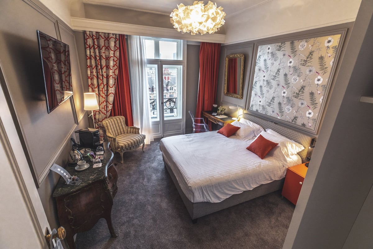 Chambre Prestige vue Grand Place | 高級寢具、客房內保險箱、書桌、遮光布/窗簾