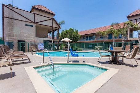 Outdoor pool. Howard Johnson by Wyndham Norco