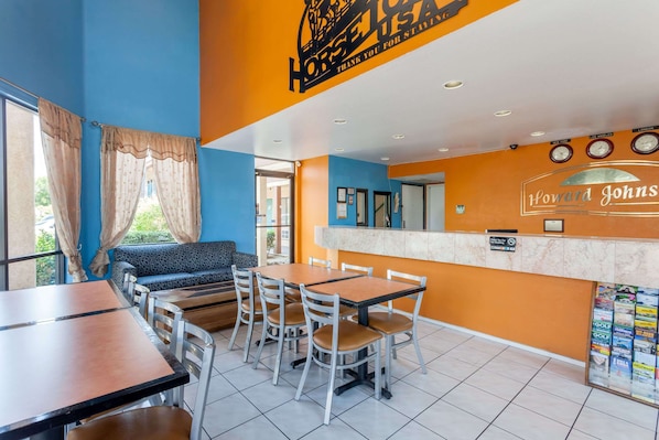 Breakfast area - Howard Johnson by Wyndham Norco (Norco)