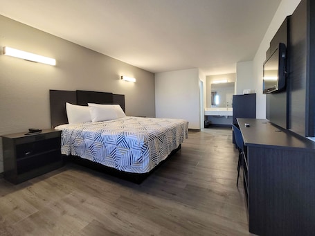 Desk, free WiFi, bed sheets, wheelchair access. Motel 6 Wichita, KS – South I-35