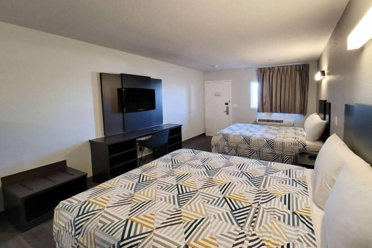 Desk, WiFi (free), bed sheets