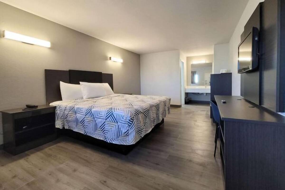Desk, WiFi (free), bed sheets
