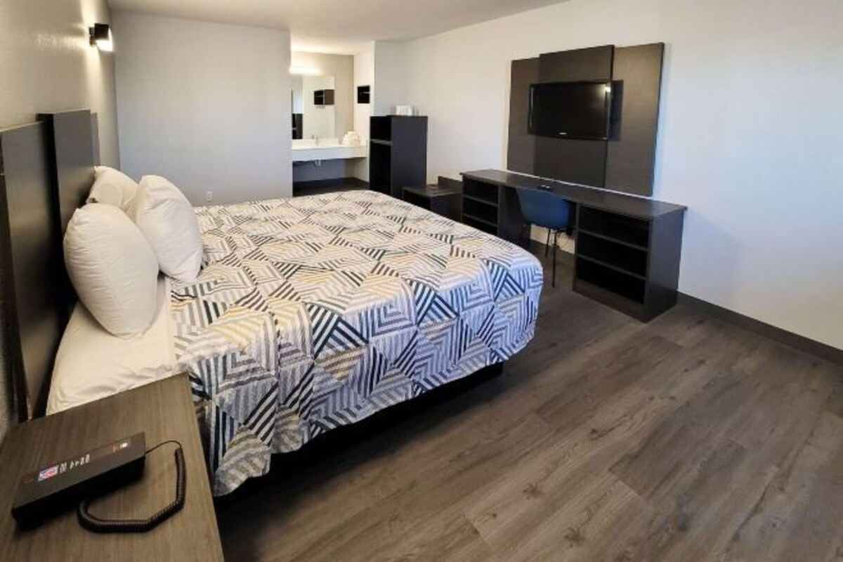 Desk, WiFi (free), bed sheets