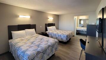 Chambre Deluxe, 2 grands lits, non-fumeur, réfrigérateur et four à micro-ondes