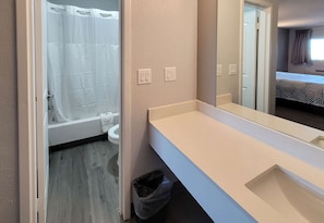 Ensemble douche/baignoire, articles de toilette gratuits