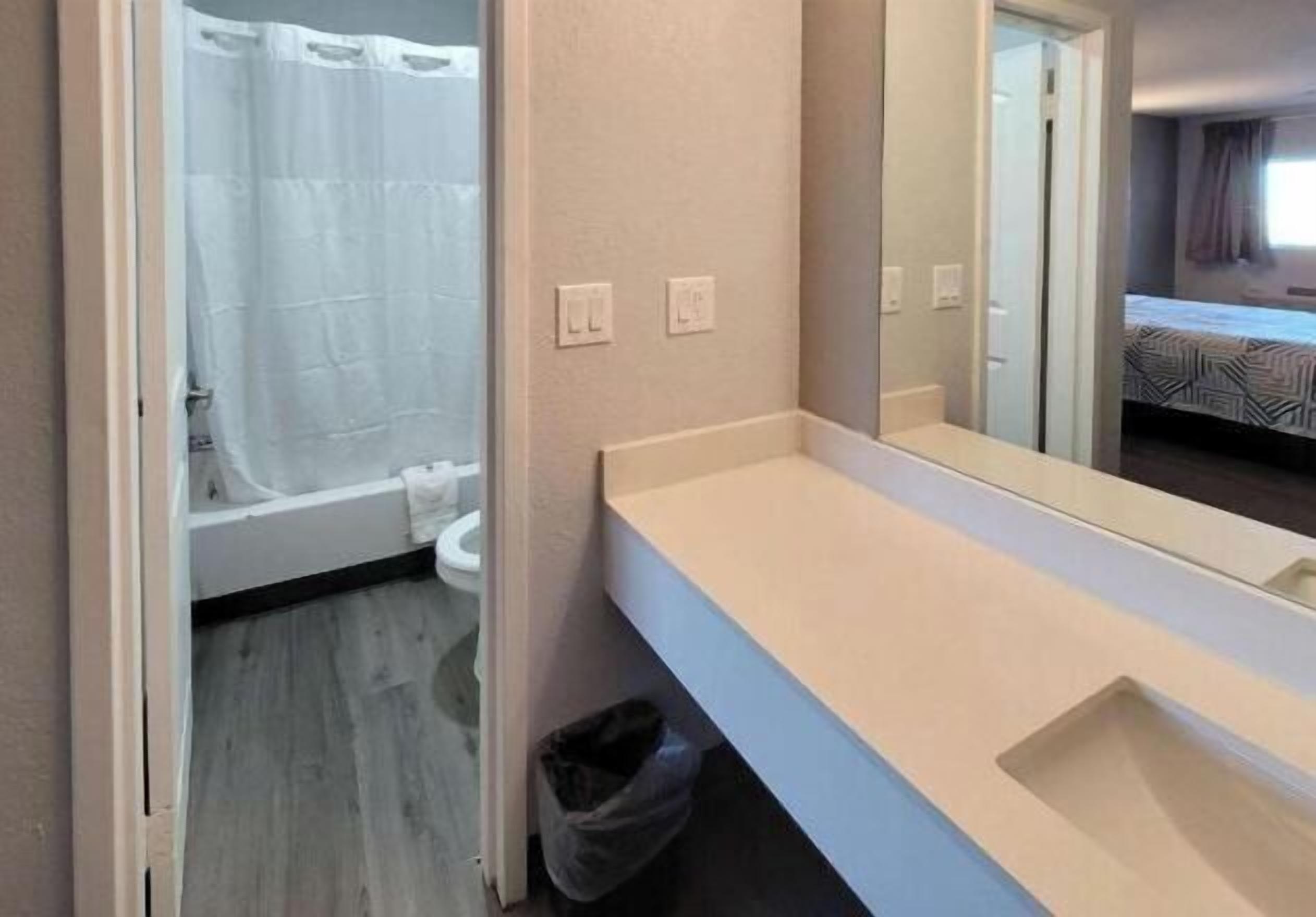 وحدات دش مع أحواض استحمام، مستلزمات مجانية للعناية الشخصية، مناشف، صابون