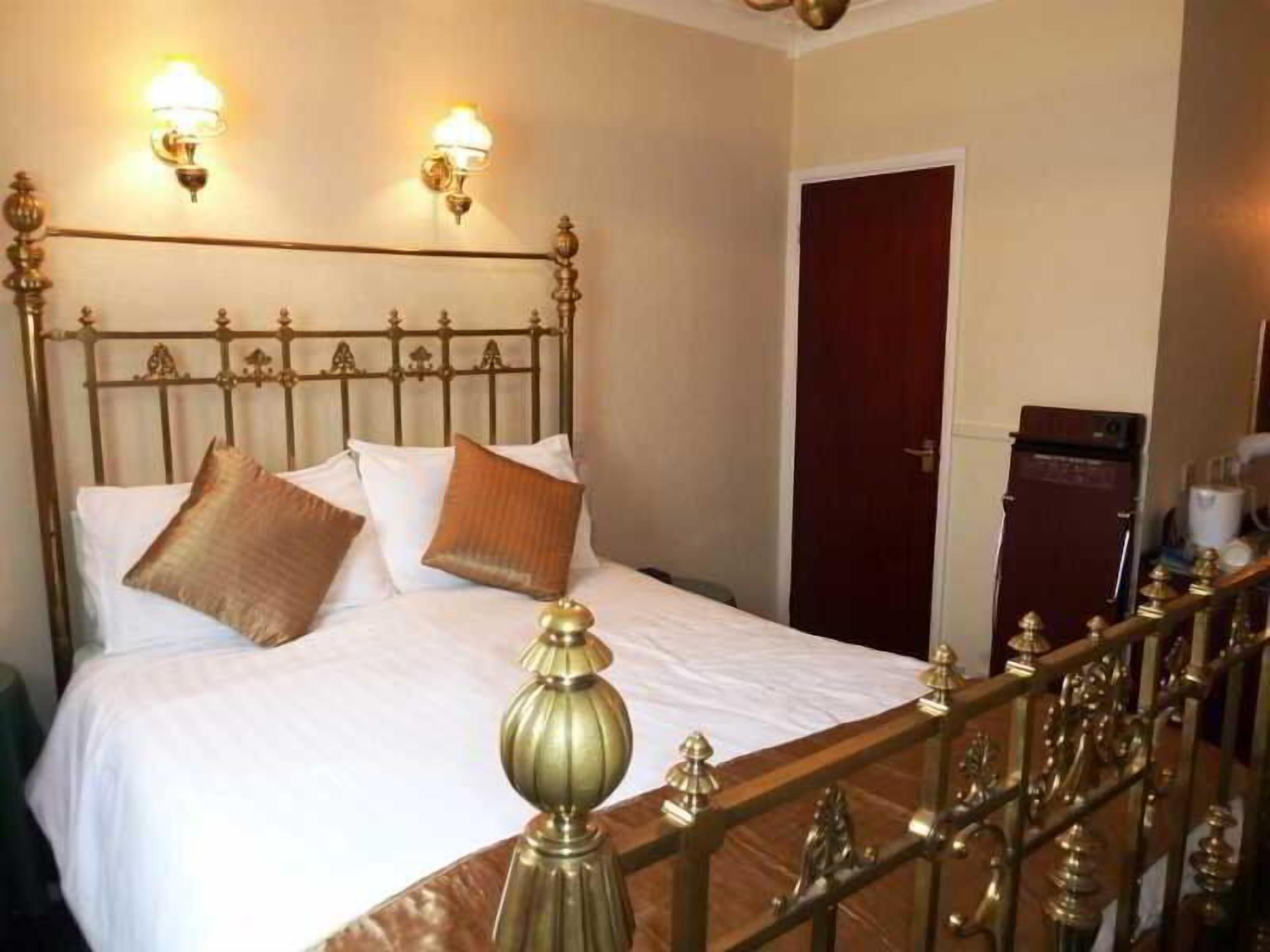 Hypo-allergenic bedding, desk, iron/ironing board, free WiFi