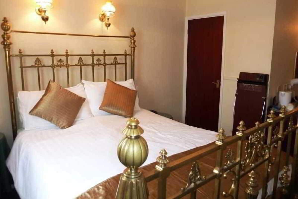 Hypo-allergenic bedding available, desk, iron/ironing board, WiFi (free)