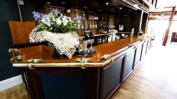 Bar (trong khuôn viên)