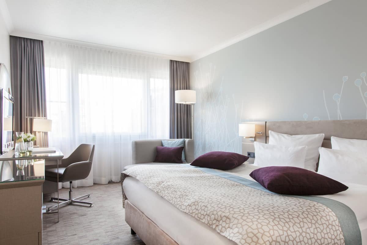Hypo-allergenic bedding, in-room safe, desk, blackout drapes