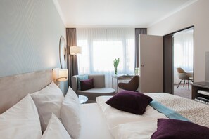 Hypo-allergenic bedding, in-room safe, desk, blackout drapes