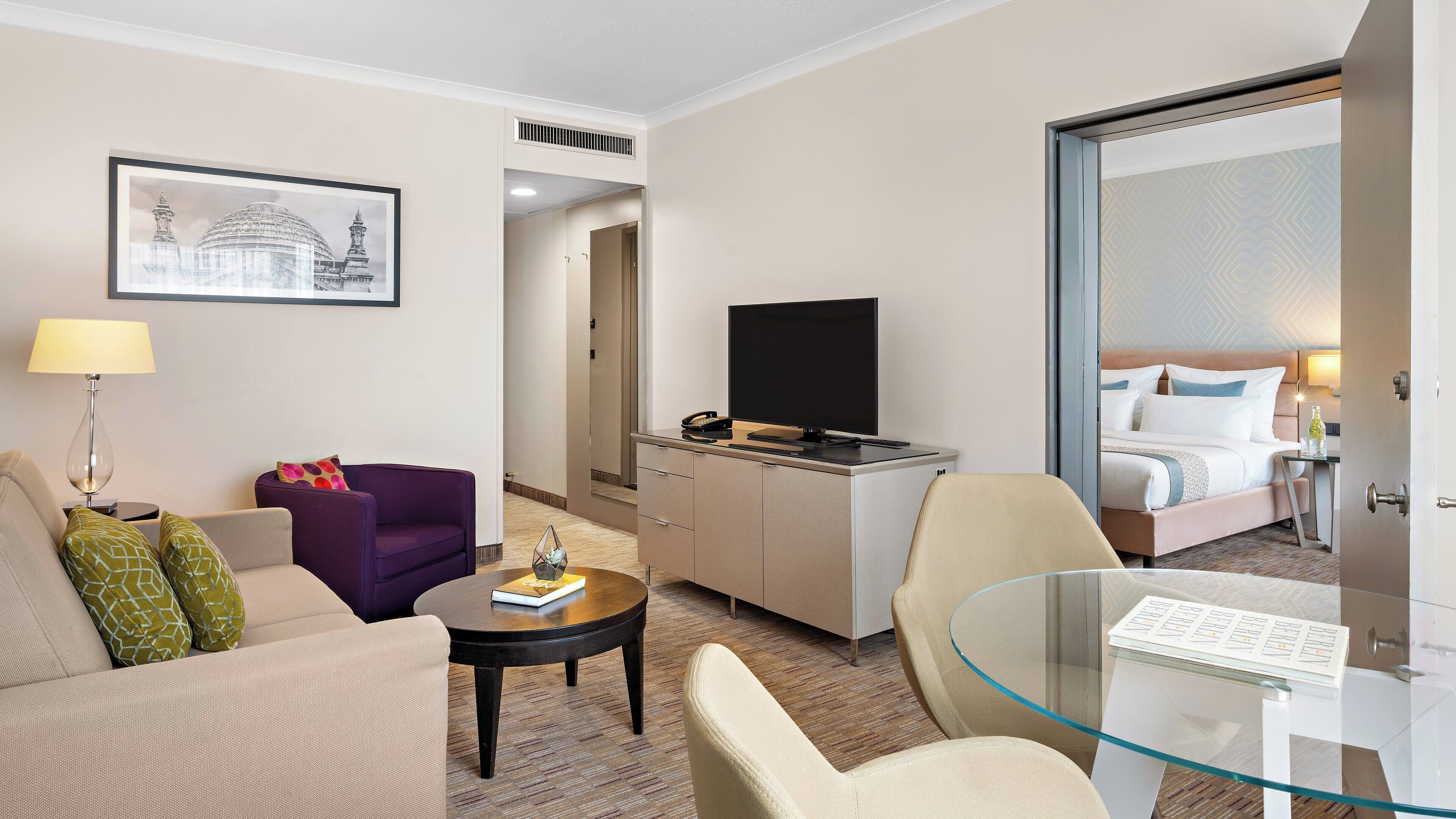 Ropa de cama hipoalergénica y caja de seguridad en la habitación 