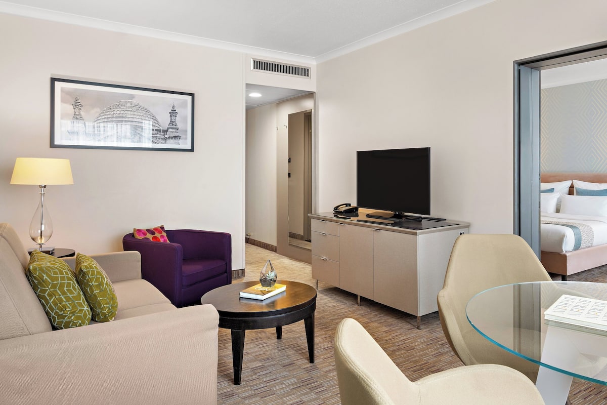 Ropa de cama hipoalergénica y caja de seguridad en la habitación