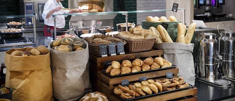 Tägliches Frühstücksbuffet (35 EUR pro Person)