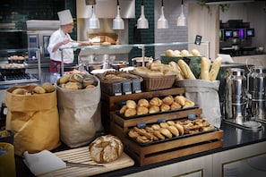 Tägliches Frühstücksbuffet (35 EUR pro Person)