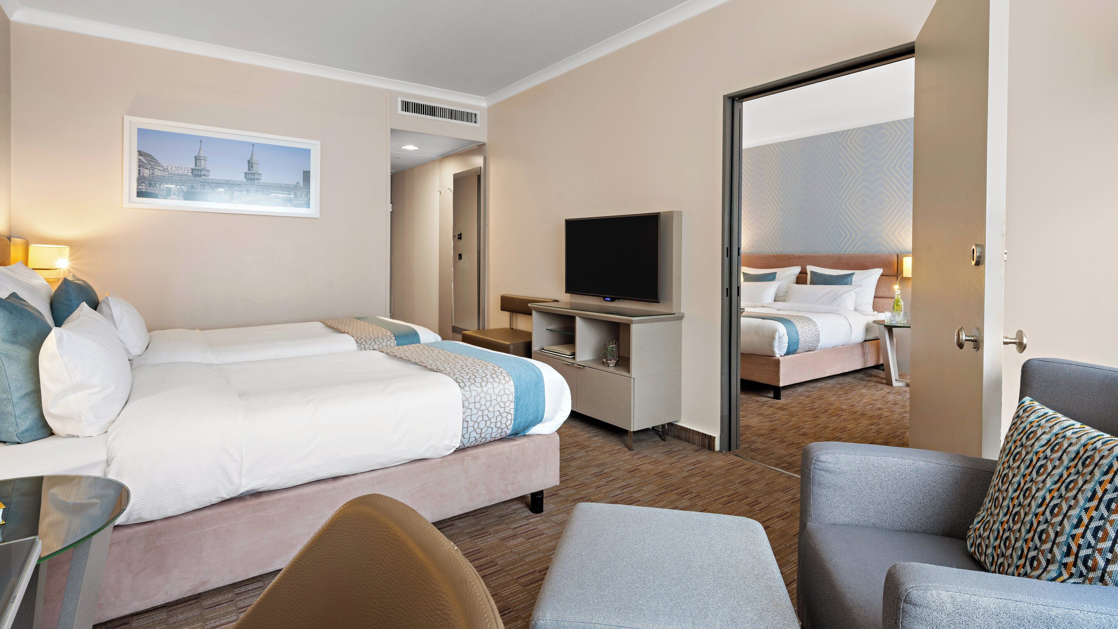 Ropa de cama hipoalergénica y caja de seguridad en la habitación 