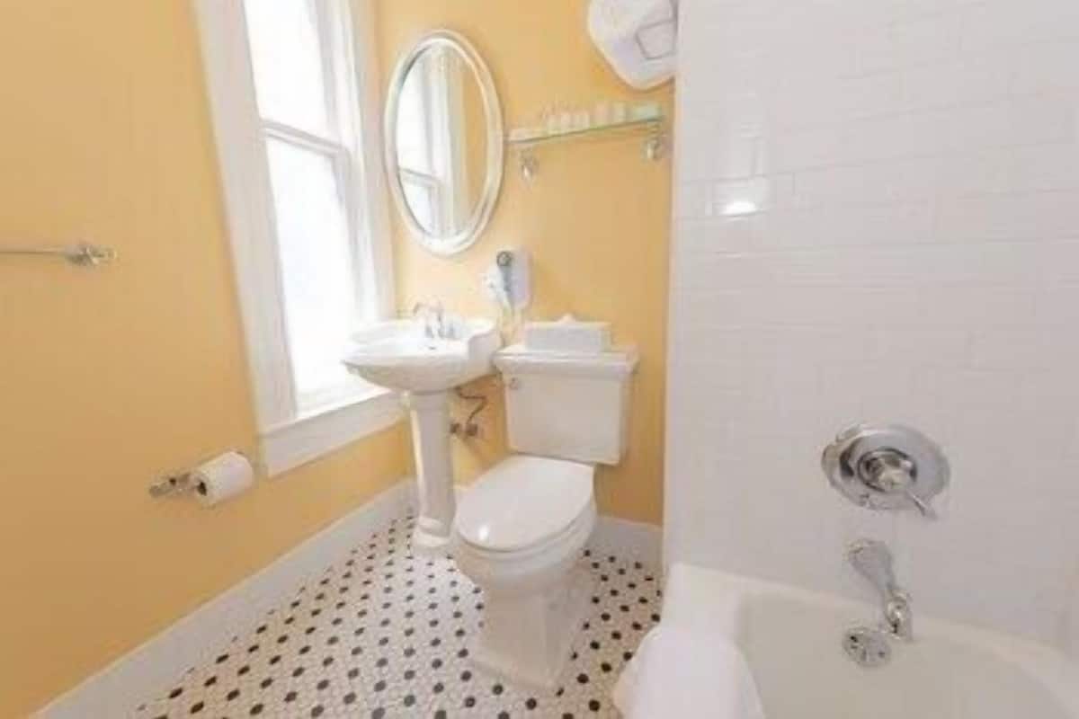 Badezimmer | Duschwanne, Designer-Toilettenartikel, Haartrockner, Handtücher