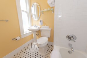 Combined shower/bathtub, designer toiletries, hair dryer, towels - Stanyan Park Hotel (San Francisco)