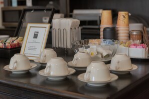 Free daily self-service breakfast  - Stanyan Park Hotel (San Francisco)