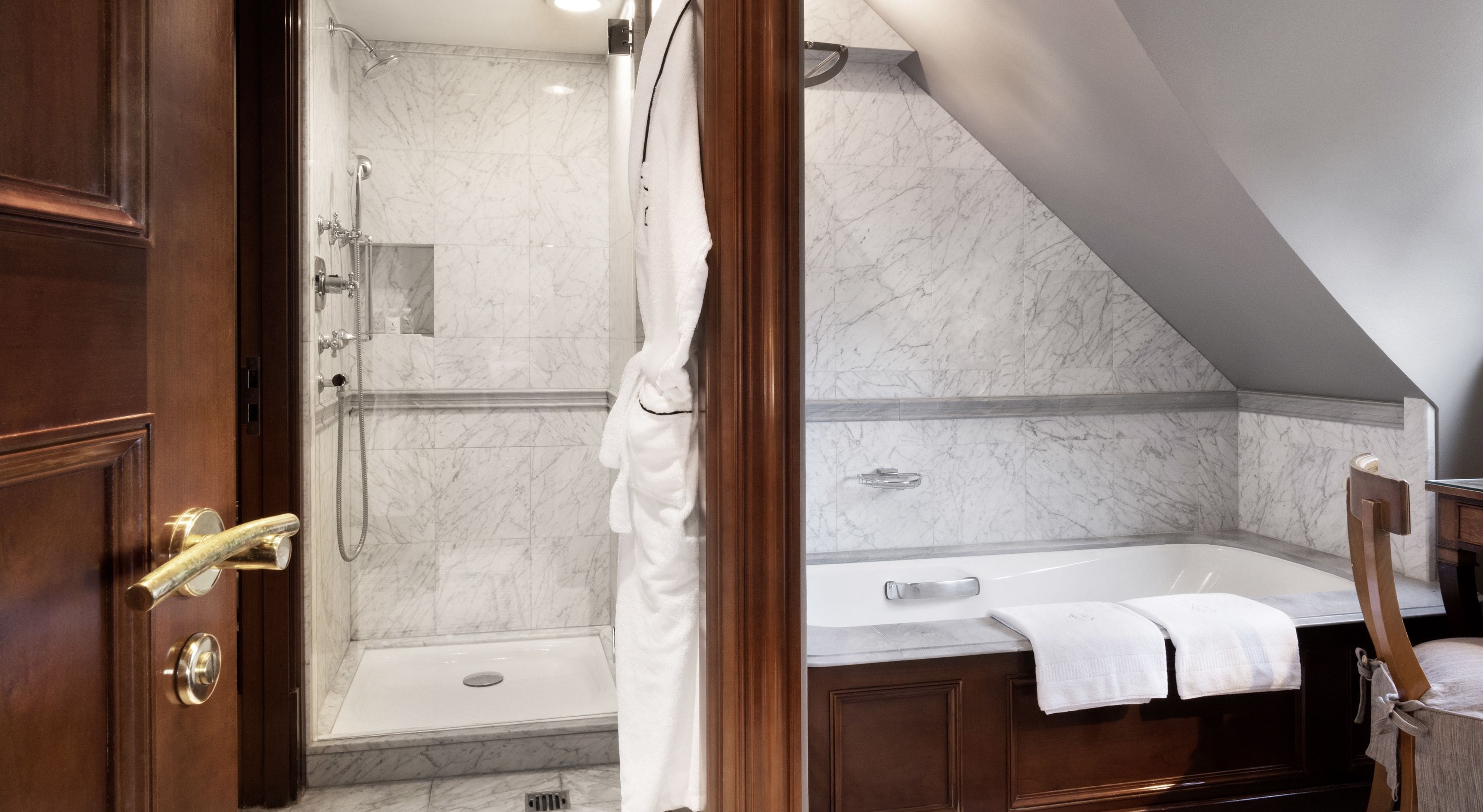 Ein Badezimmer mit Dusche, Badewanne und einem hölzernen Waschtisch.