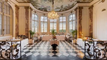 Se ofrece un desayuno bufé todos los días (35 EUR por persona)