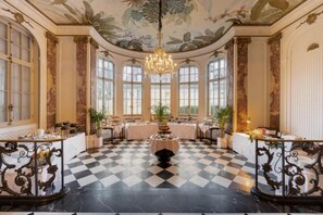 Petit déjeuner buffet (35 EUR par personne)