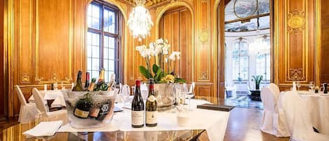 Serveert ontbijt en diner, internationale gerechten