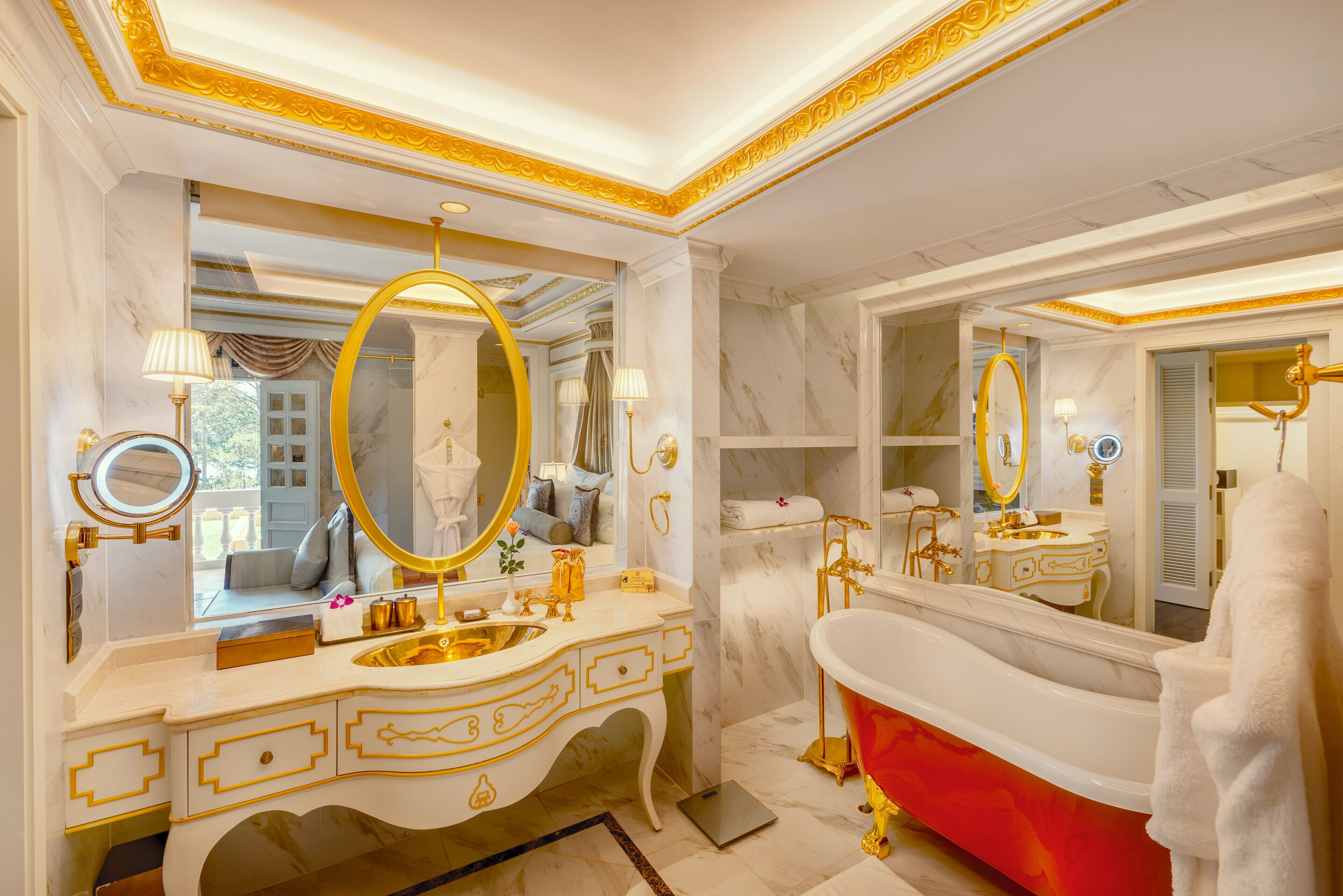 royal luxury room - afternoon tea | bathroom | deep-soaking bathtub, hydromassage showerhead, free toiletries