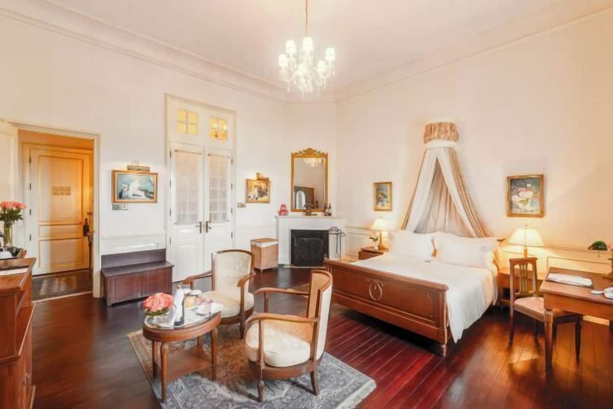 Een minibar, een kluis op de kamer, een bureau, verduisterende gordijnen