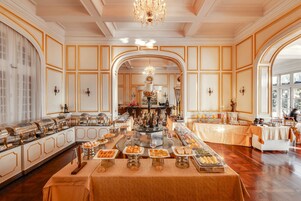 Daily buffet breakfast (VND 500000 per person)