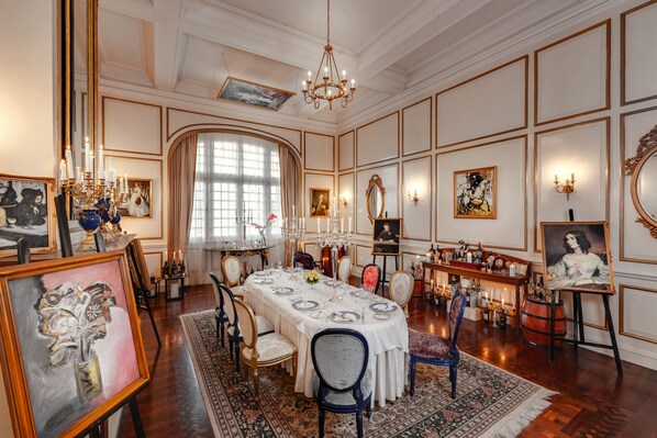 2 restaurants, breakfast served