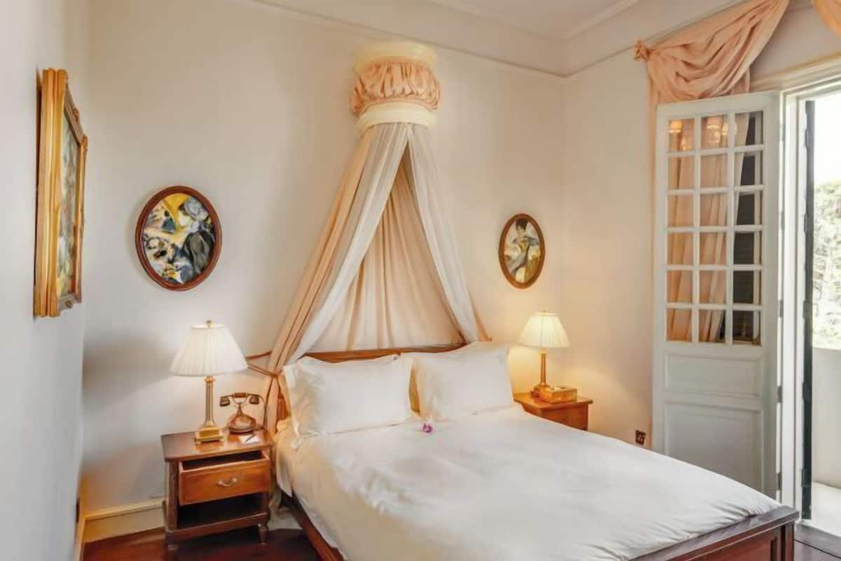 Een minibar, een kluis op de kamer, een bureau, verduisterende gordijnen