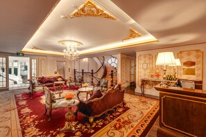 Coin salon dans le hall