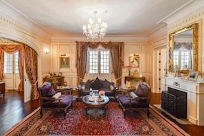 Chambre Présidentielle (Afternoon Tea) | Coin séjour | Télévision LCD de 40 pouces avec chaînes par câble, télévision