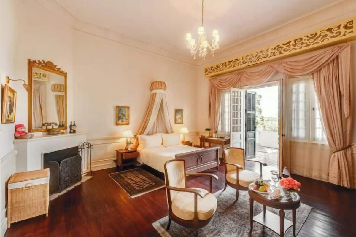 Een minibar, een kluis op de kamer, een bureau, verduisterende gordijnen