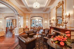 2 restaurants, breakfast served
