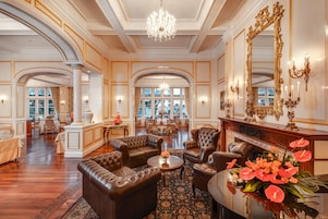 2 restaurants, breakfast served