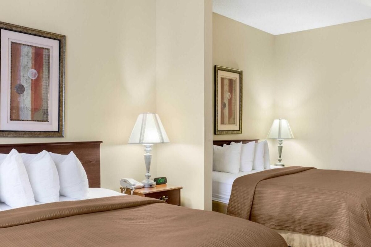 Minibar, in-room safe, desk, WiFi (free)