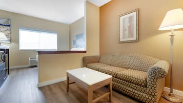 Suite, 1 Queen Bed, Non Smoking | Minibar, in-room safe, desk, free WiFi