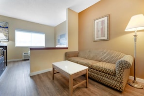Suite, 1 Queen Bed, Non Smoking | Minibar, in-room safe, desk, free WiFi - Quality Inn Bemidji (Bemidji)