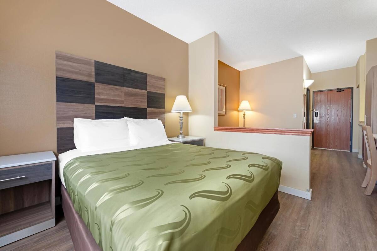 Minibar, in-room safe, desk, WiFi (free)