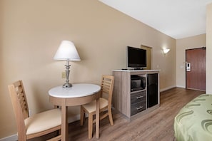 Chambre, 1 grand lit, accessible aux personnes à mobilité réduite, non-fumeurs | Minibar, coffres-forts dans les chambres, bureau, Wi-Fi gratuit