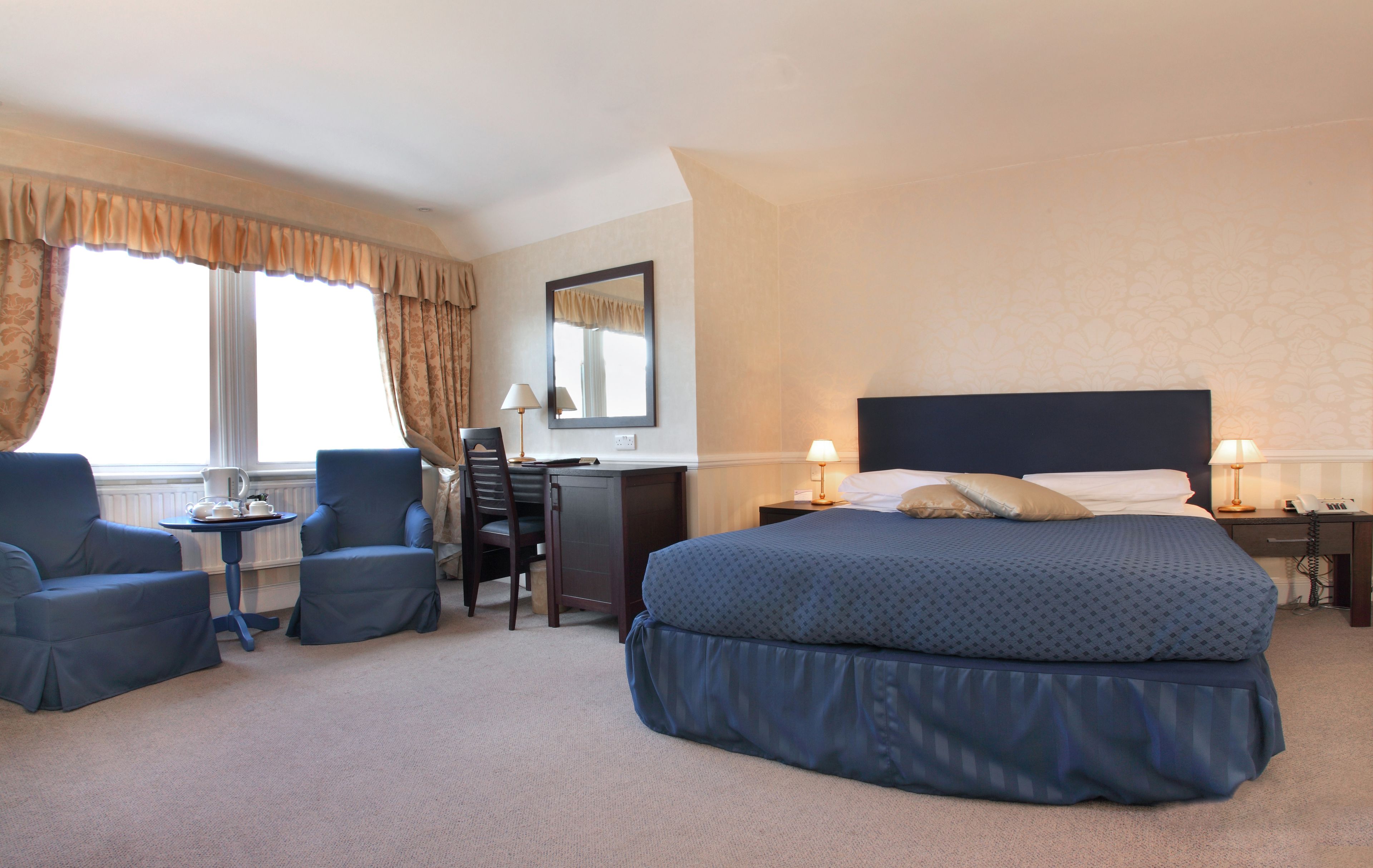 Zimmersafe, Schreibtisch, Bügeleisen/B ügelbrett, kostenloses WLAN