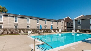 Pool - Carradoc Hall Hotel & Conference Center - Leesburg by The Red Collection  (Leesburg)