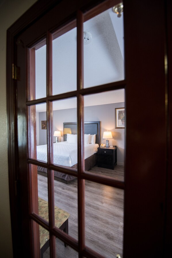 Room, 1 King Bed, Non Smoking | Desk, laptop workspace, blackout drapes, iron/ironing board - Clarion Hotel & Conference Center Leesburg (Leesburg)