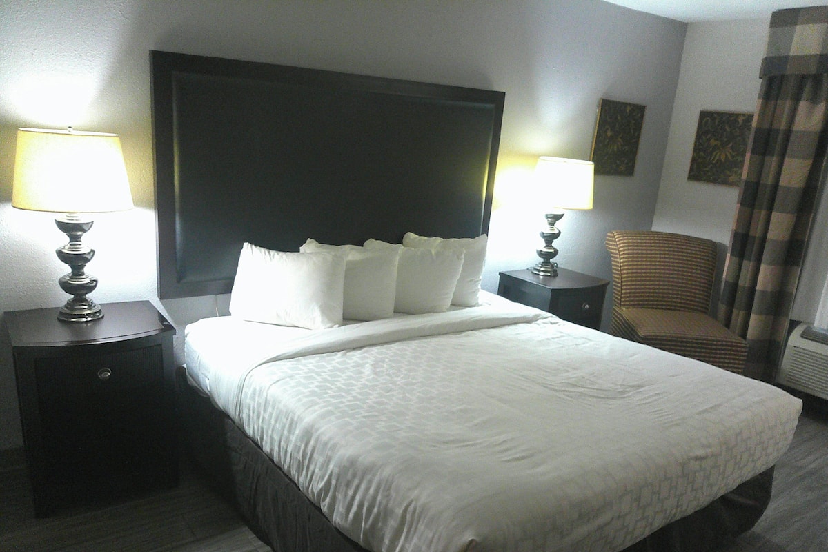 Skrivbord, arbetsyta för laptop och mörkläggningsgardiner