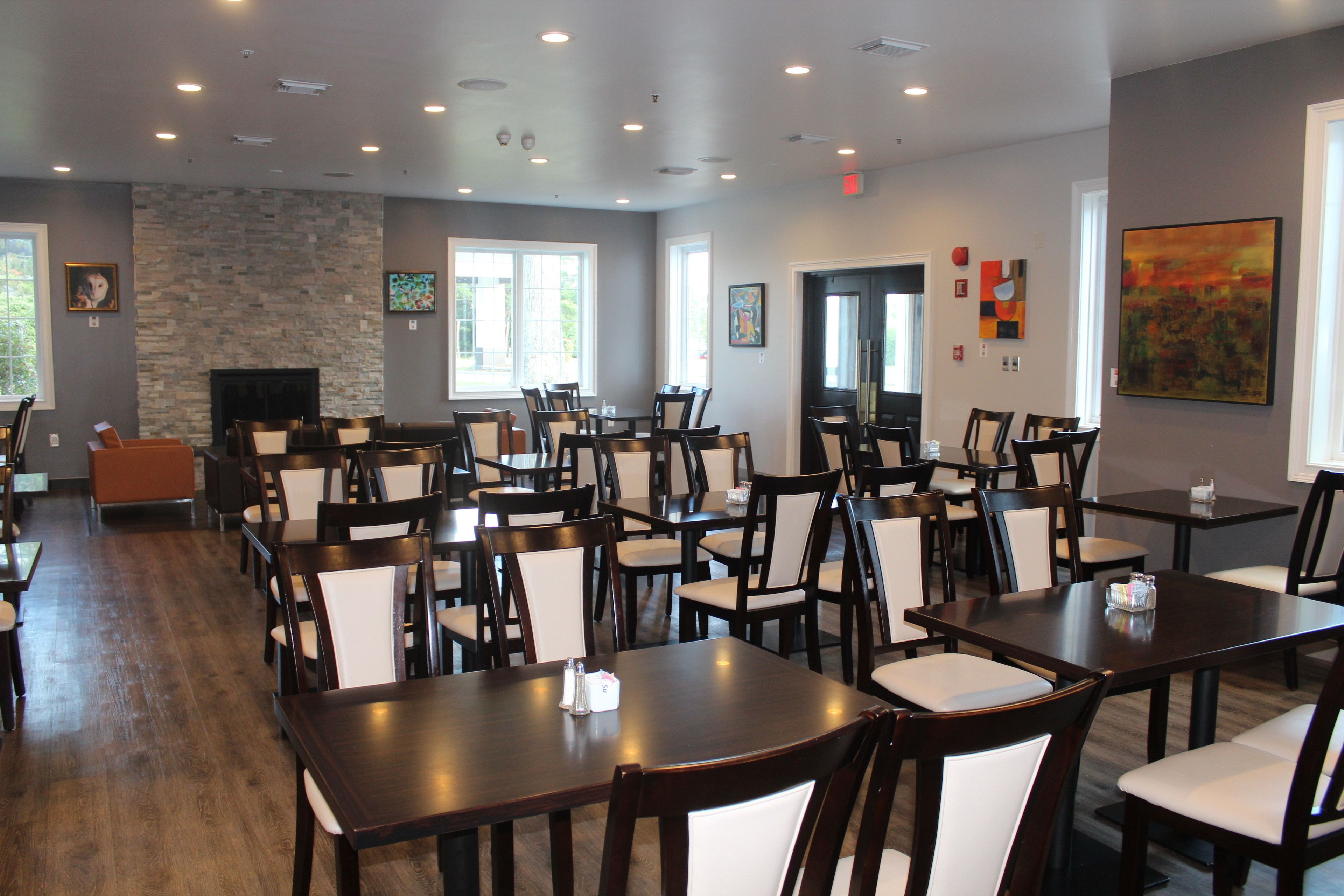 بوفيه فطور مجانًا يوميًا