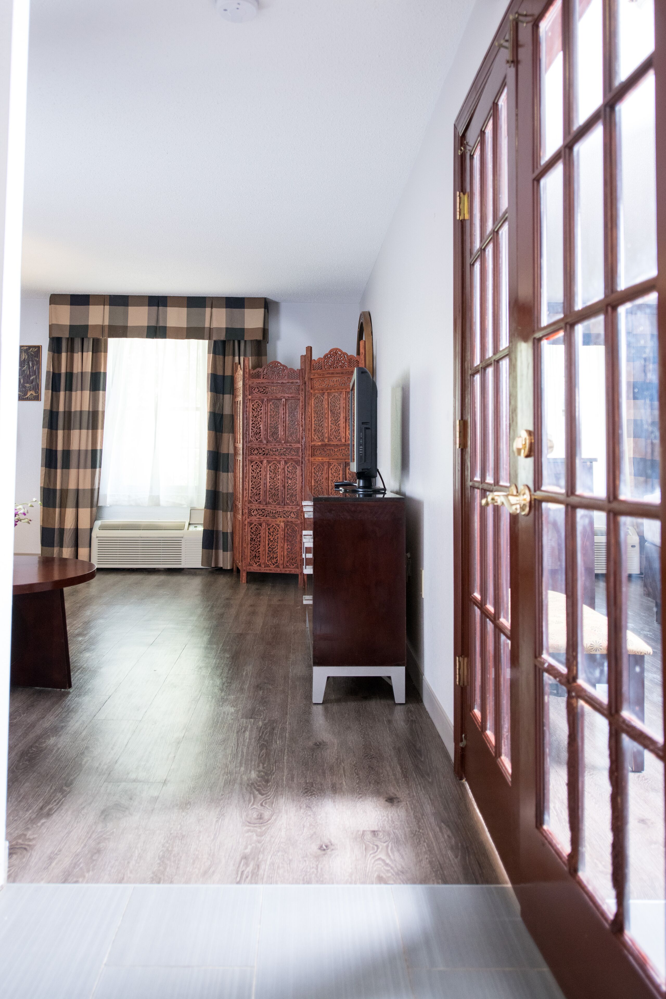 Huone, 1 suuri parisänky, tupakointi kielletty | Työpöytä, kannettavalle tietokoneelle sopiva työtila, pimennysverhot