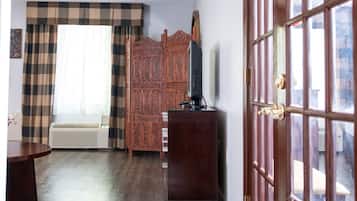 Huone, 1 suuri parisänky, tupakointi kielletty | Työpöytä, kannettavalle tietokoneelle sopiva työtila, pimennysverhot